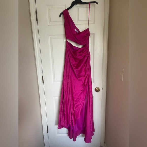 MAC DUGGAL CUT OUT ONE SHOULDER SATIN GOWN - Picture 4 of 8